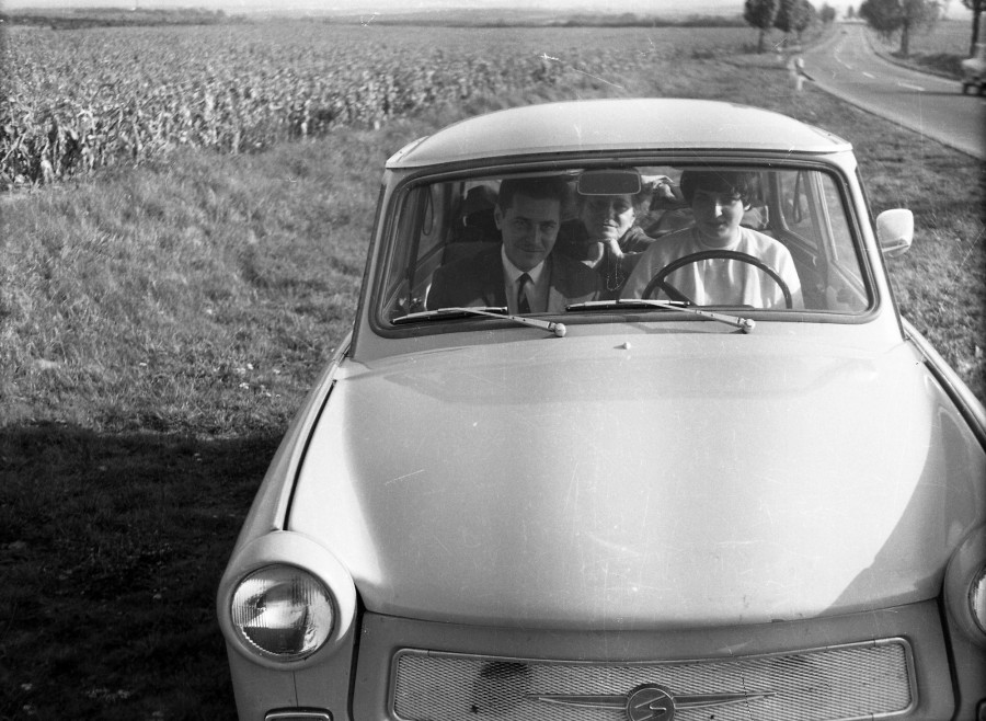 Karabélyos Péter és Zavaros Zsófia (a volánnál) nászútra mennek egy bérelt Trabival 1968-ban. Hátul Kocsuba Márta. #57228 ​Fotó: Fortepan / Karabélyos Péter