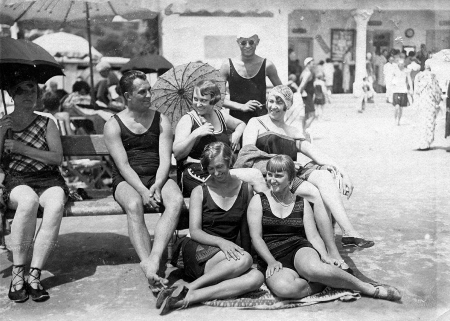 Balról a harmadik Gludovácz Matild, jobb oldalon a földön ül Kocsuba Márta a fövenyfürdői strandon Balatonalmádiban, 1920 körül. #57380 ​Fotó: Fortepan / Karabélyos Péter