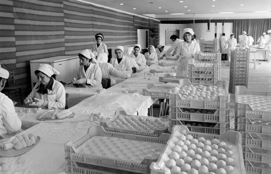 Készülnek a szilvásgombócok az Annabella szálló éttermében (Forrás: MTI / Vida András, 1977)