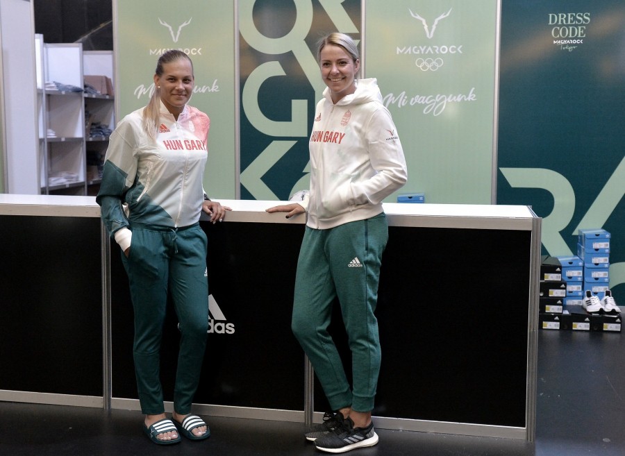 Klujber Katrin (b) és Háfra Noémi, a Tokióba utazó női kézilabda-válogatott tagjai olimpiai formaruhájukban, amelyeket az Akvárium Klubban vettek át 2021. június 18-án. MTI/Soós Lajos
