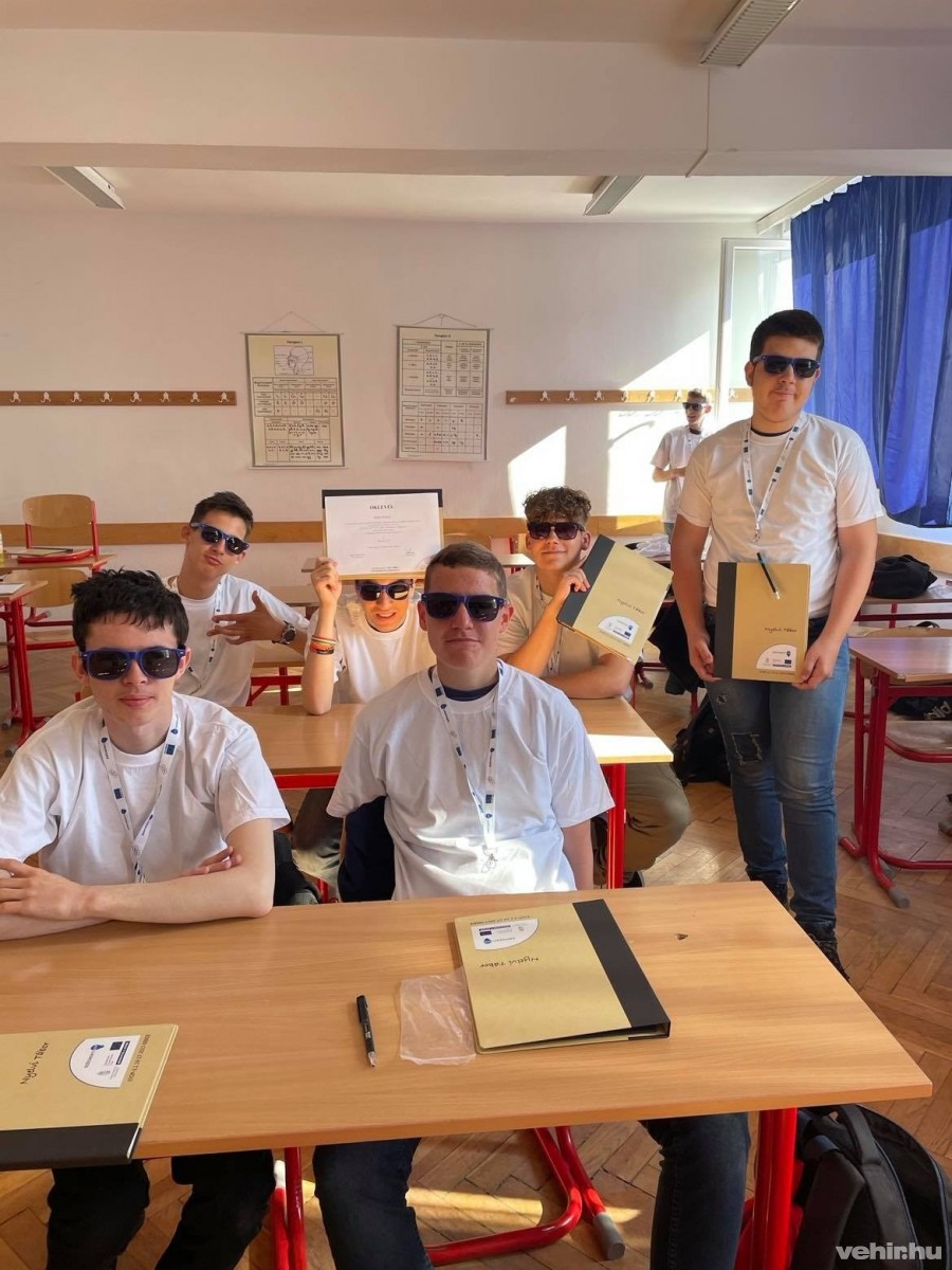 A 12 alkalmas nyelvi versenyen részt vevő diákok a projekt ajándékaival a Székesfehérvári SZC Váci Mihály Technikumban
