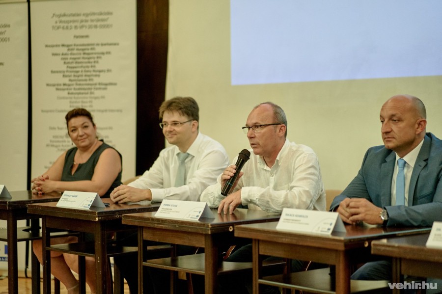 A konzorciumi partnerek képviselői a projektzárón (Benedek Anna, Ferenczy Gábor, Porga Gyula, Takács Szabolcs)