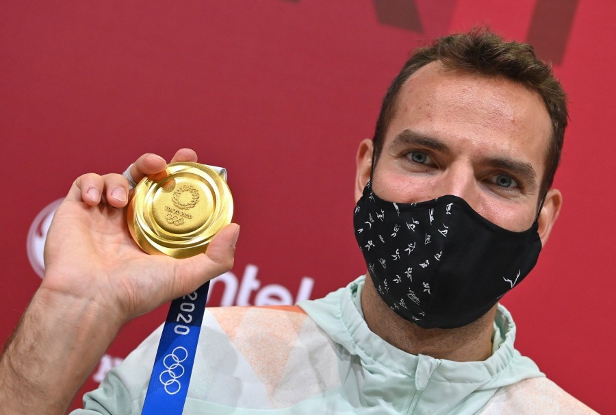 Szilágyi Áron mutatja az aranyérmét a sajtótájékoztatón, miután ismét megvédte olimpiai bajnoki címét - Fotó: MTI/Illyés Tibor