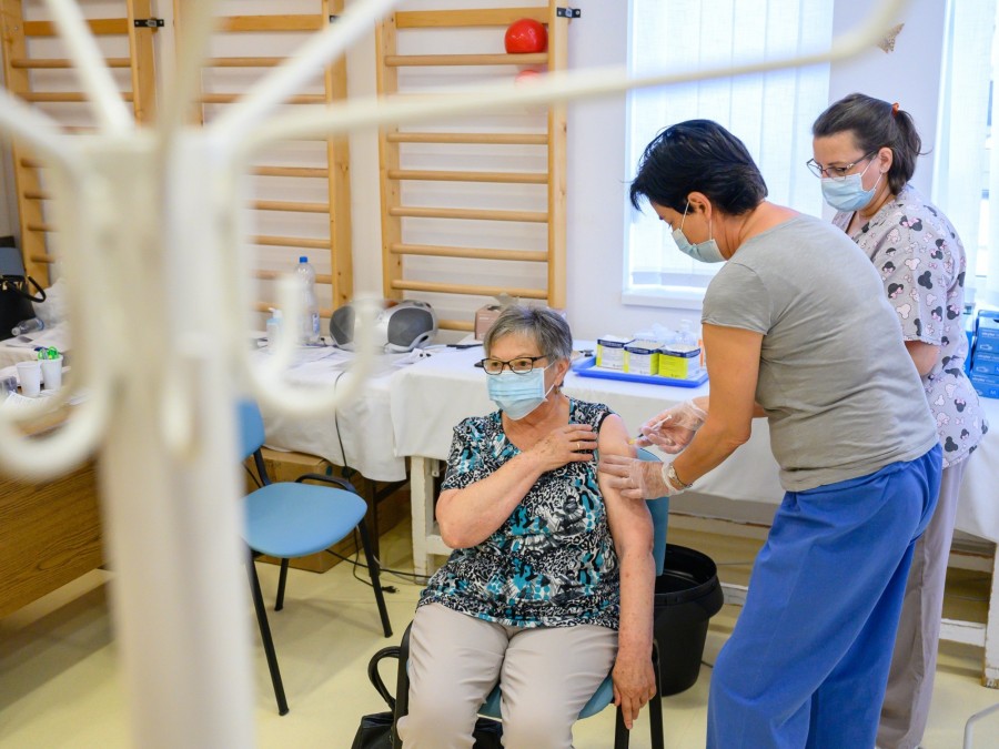 Egy nő megkapja a német-amerikai fejlesztésű Pfizer-BioNTech koronavírus elleni oltóanyag, a Comirnaty-vakcina harmadik, emlékeztető adagját a veszprémi Csolnoky Ferenc Kórházban 2021. augusztus 3-án. MTI/Vasvári Tamás