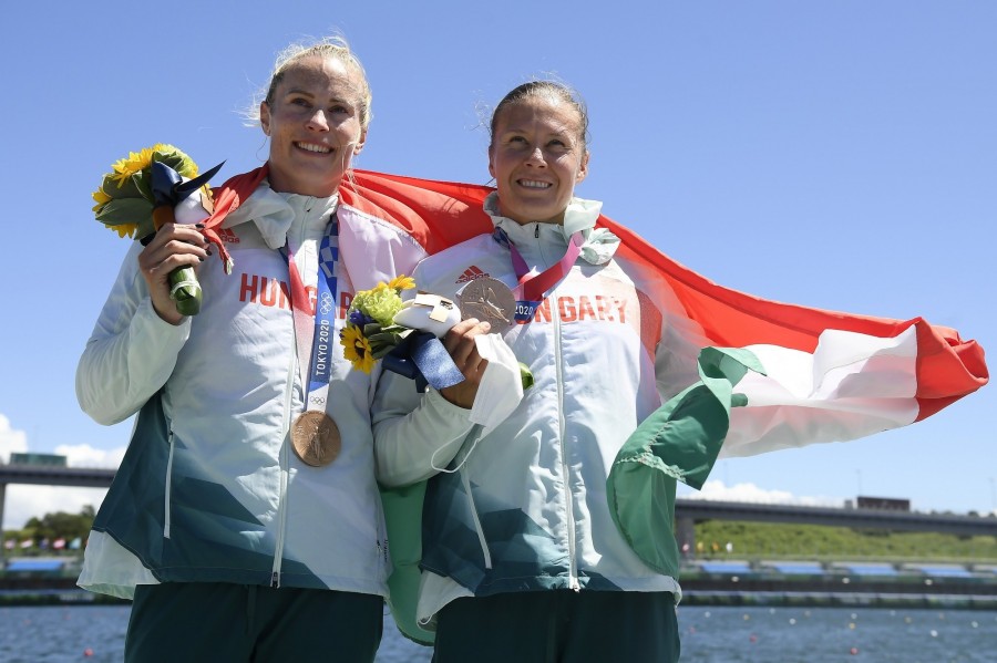 A bronzérmes Bodonyi Dóra (b) és Kozák Danuta a női kajak párosok 500 méteres versenyének eredményhirdetésén - Fotó: MTI/Kovács Tamás
