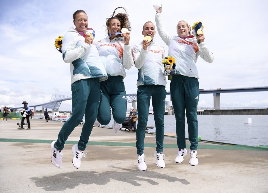 Az aranyérmes Kozák Danuta, Csipes Tamara, Kárász Anna és Bodonyi Dóra (b-j) a női kajaknégyesek 500 méteres versenyének eredményhirdetése után - Fotó: MTI/Kovács Tamás