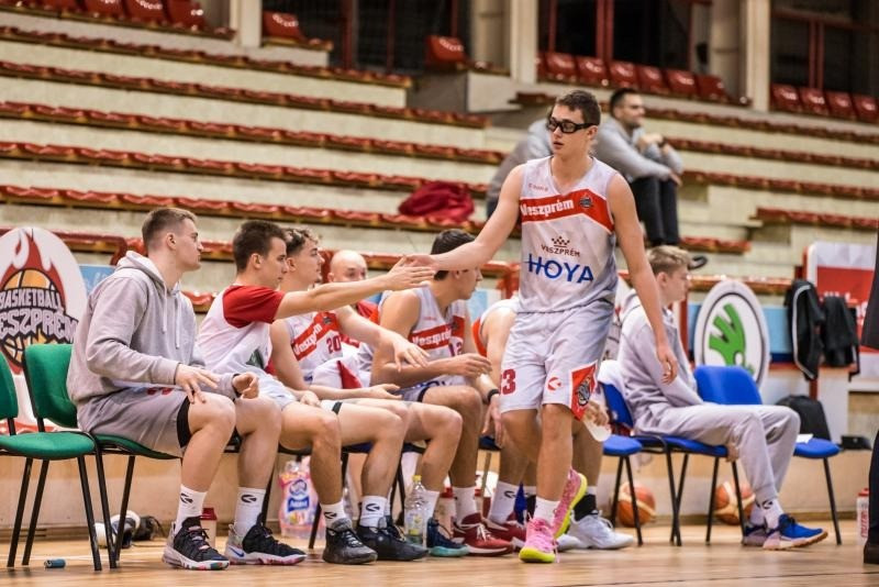 A roppant tehetséges Glatz Soma marad Veszprémben - Fotó: veszpremkosar.hu
