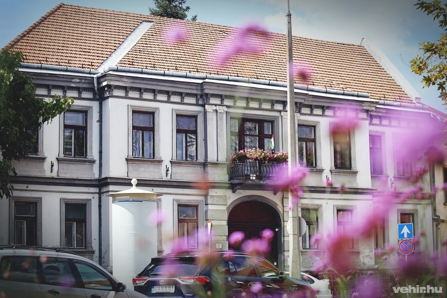 A veszprémi Komakút téri épület a VESZOL Kft. székhelye, ahol több bérlakás is található