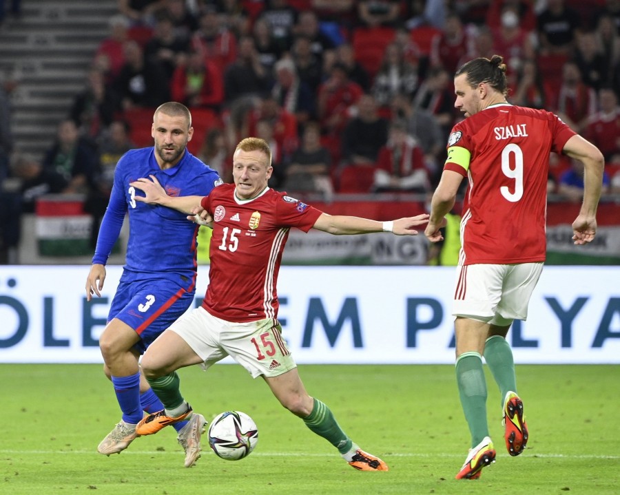 Az angol Luke Shaw, valamint Kleinheisler László és Szalai Ádám (b-j) a labdarúgó világbajnoki selejtezők 4. fordulójában játszott Magyarország - Anglia mérkőzésen a Puskás Arénában 2021. szeptember 2-án. MTI/Szigetváry Zsolt
