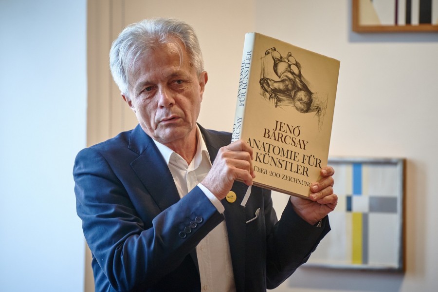 Hegyeshalmi László Barcsay anatómiakönyvével