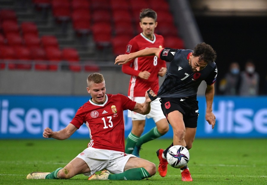 Schäfer András, a magyar (b) és Keidi Bare, az albán válogatott játékosa a Puskás Arénában játszott világbajnoki selejtező mérkőzésen 2021. október 9-én. MTI/Illyés Tibor