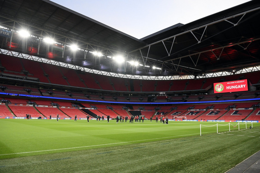 A magyar labdarúgó-válogatott játékosai a Wembley Stadionban tartott pályabejáráson Londonban 2021. október 11-én. A labdarúgó világbajnoki selejtezők 8. fordulójában a magyar válogatott október 12-én este a Wembley Stadionban, az angolok otthonában lép pályára. MTI/Kovács Tamás