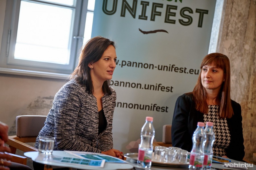 Hegedűs Barbara alpolgármester és Deli Kitti, a Pannon UniFest főszervezője a Dubniczay Palotában tartott sajtótájékoztatón.