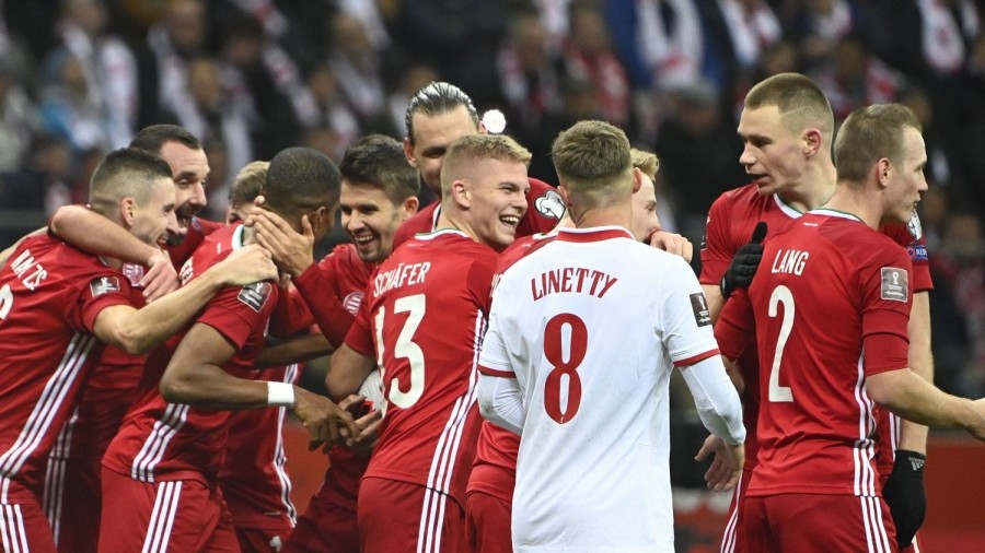 A gólszerző Schäfer Andrásnak (k) gratulálnak csapattársai a labdarúgó-világbajnokság európai selejtezőjében játszott Lengyelország - Magyarország mérkőzésen a varsói Nemzeti Stadionban 2021. november 15-én. MTI/Szigetváry Zsolt