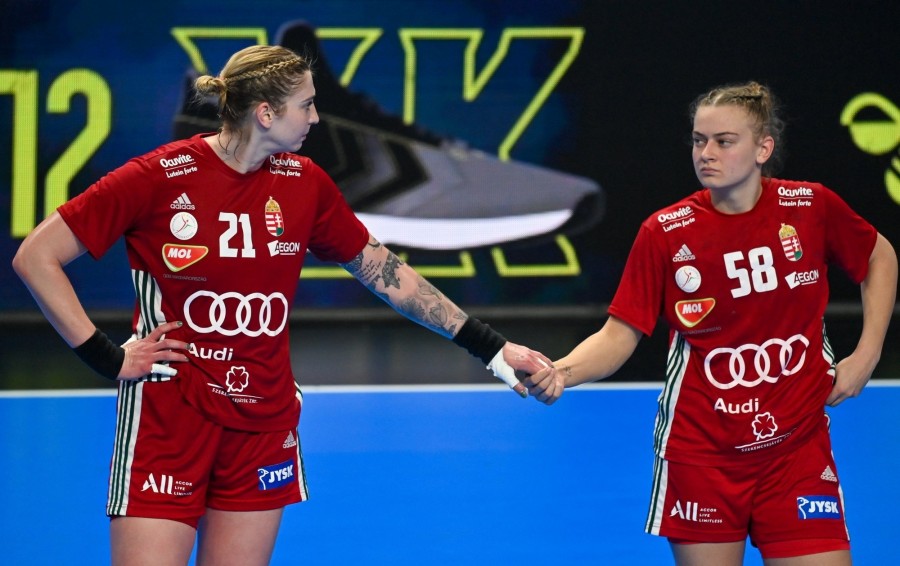 Planéta Szimonetta (b) és Bordás Réka a spanyolországi női kézilabda-világbajnokság E csoportjának harmadik fordulójában játszott Magyarország - Németország mérkőzés végén a llíriai sportcsarnokban 2021. december 6-án. Németország 25-24-re győzött. MTI/Illyés Tibor