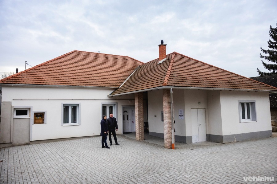 A városlődi orvosi rendelő felújítását és udvarának térkövezését is a Magyar Falu Program finanszírozta.