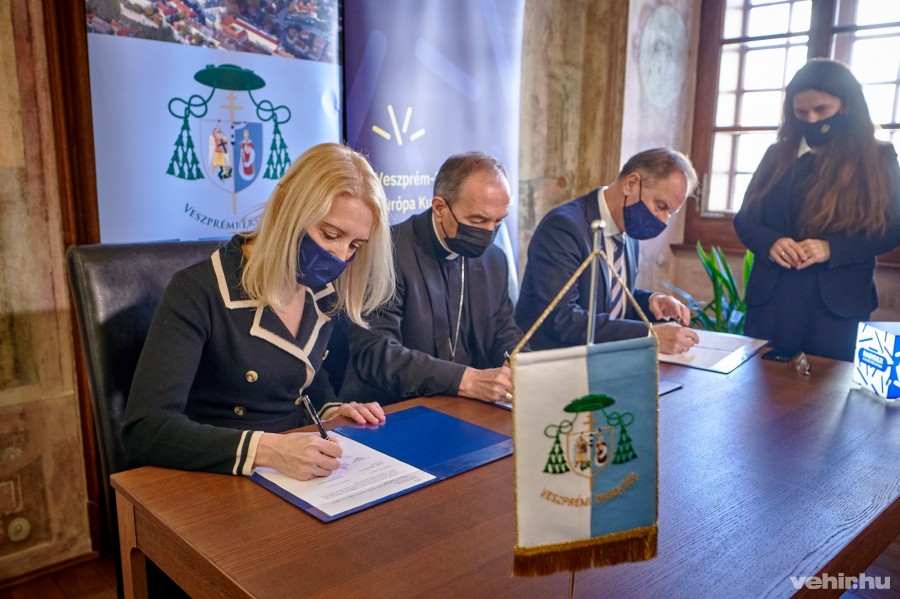 Markovits Alíz, Udvardy György és Navracsics Tibor írta alá Veszprémi Főegyházmegye és az EKF-program közti stratégiai megállapodást csütörtök délután a Szaléziánumban.