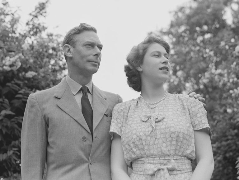 VI. György lányával, a későbbi II. Erzsébettel 1946-ban (Fotó: Studio Lisa/Getty Images)