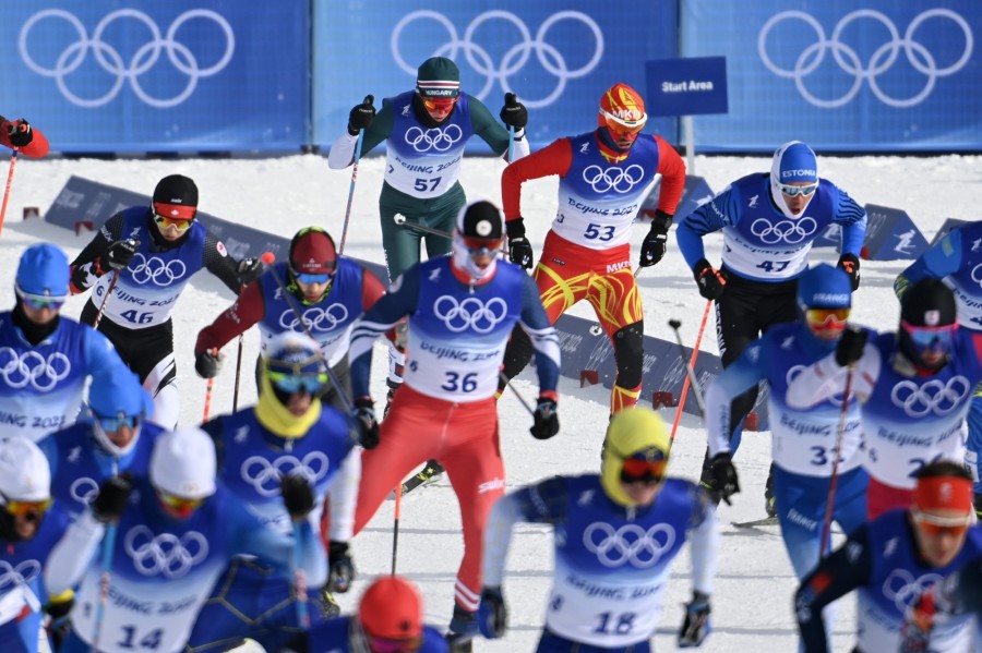 Csangcsiakou, 2022. február 19. Kónya Ádám (hátul k) a férfi sífutók 50 kilométeres tömegrajtos versenyében a 2022-es pekingi téli olimpián, a csangcsiakoui zónában lévő Nemzeti Sífutó Központban 2022. február 19-én. MTI/Kovács Tamás