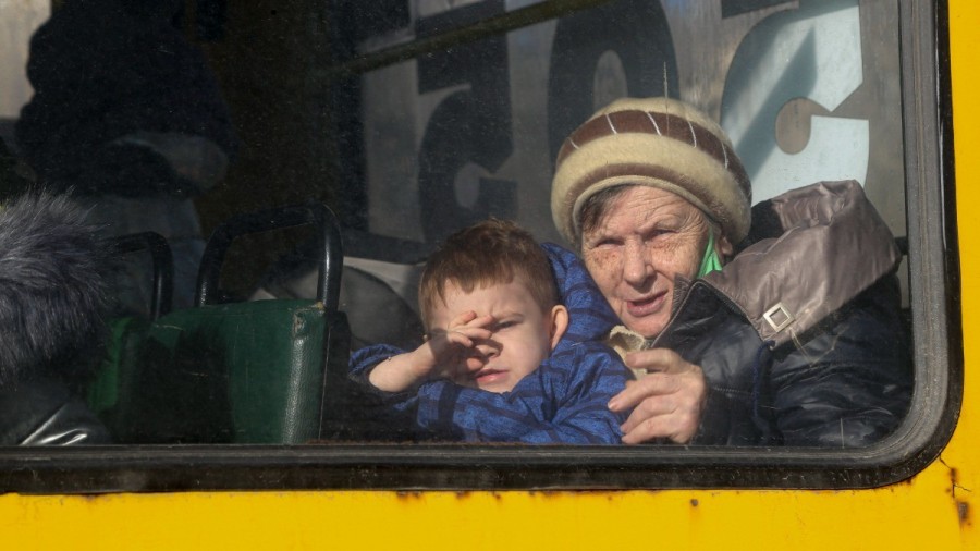 Evakuálásra váró emberek egy buszon Donyeckben 2022. február 19-én (archív fénykép: MTI/AP/Alekszej Alekszandrov)