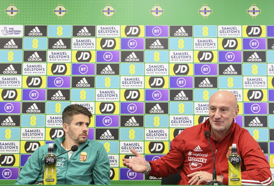 Nagy Ádám labdarúgó (b) és Marco Rossi szövetségi kapitány az északír labdarúgó válogatott elleni mérkőzés előtti sajtótájékoztatón a belfasti Winsor Park stadionban 2022. március 28-án. A magyar labdarúgó-válogatott másnap az észak-írországi barátságos mérkőzésen tartja főpróbáját a júniusi és szeptemberi Nemzetek Ligája-sorozatra. MTI/Szigetváry Zsolt