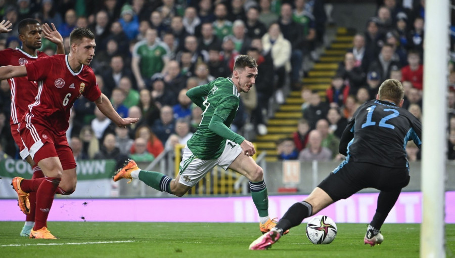 Gavin Whyte, az északír (j2), valamint Willi Orbán (b2), Nego Loic (b) és Dibusz Dénes (j), a magyar válogatott játékosai a belfasti Windsor Park stadionban játszott felkészülési mérkőzésen 2022. március 29-én. MTI/Szigetváry Zsolt