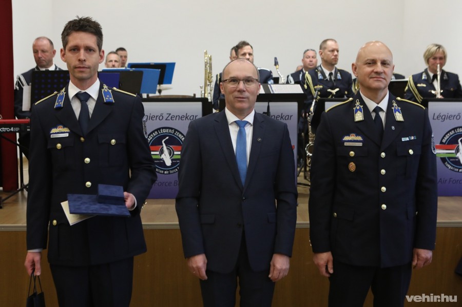 Mészáros Gábor, díjazott, Porha Gyula, Veszprém polgármestere, dr. Fellegi Norbert, rendőr ezredes, megyei rendőrfőkapitány 