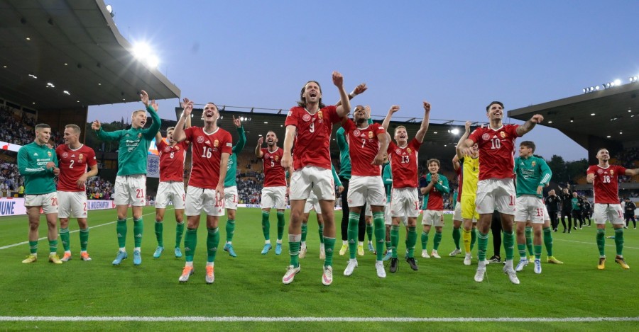 A magyar csapat tagjai győzelmüket ünneplik a labdarúgó Nemzetek Ligája 4. fordulójában játszott Anglia - Magyarország mérkőzés után a wolverhamptoni Molineux Stadionban 2022. június 14-én. A magyar válogatott 4-0-ra győzött. MTI/Koszticsák Szilárd