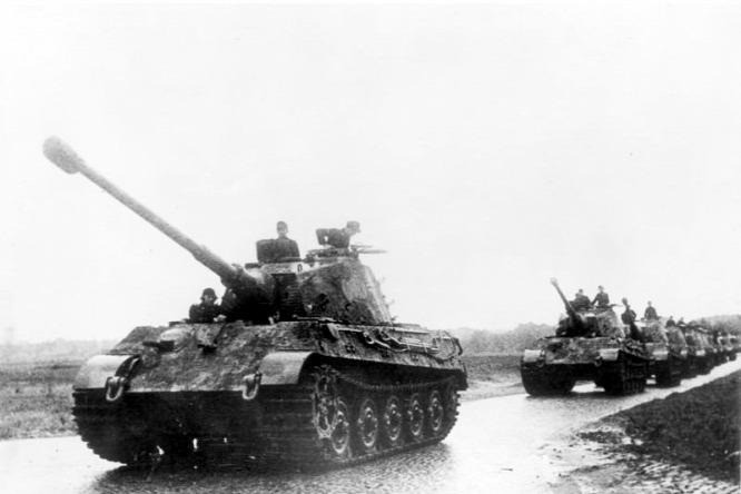 Német Tiger II(H) harckocsik a Dunántúlon, a Tavaszi ébredés hadművelet idején FORRÁS: WW2