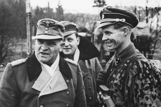 Josef (Sepp) Dietrich, ( a kép bal szélén) a 6. SS-páncéloshadsereg parancsnoka FORRÁS: BUNDESARCHIV