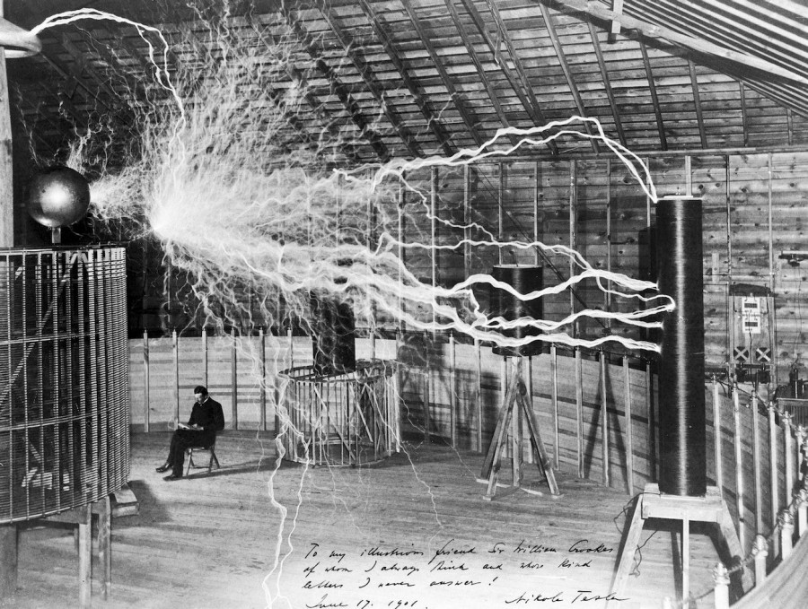 Nicola Tesla a laboratóriumában egy korabeli ábrázoláson