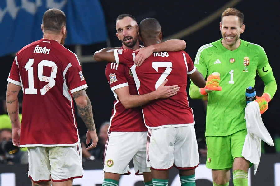 Fiola Attila (b2), Nego Loic (b3), Gulácsi Péter (j) és Ádám Martin a labdarúgó Nemzetek Ligája A divíziója 3. csoportjában, a Németország-Magyarország mérkőzés után a lipcsei Red Bull Arenában 2022. szeptember 23-án. A magyar válogatott 1-0-ra győzött. MTI/Illyés Tibor