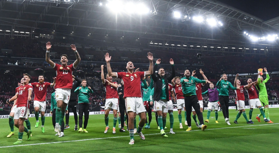 A győztes magyar válogatott játékosai ünnepelnek, középen Szalai Ádám, mellette Szoboszlai Dominik (b4) a labdarúgó Nemzetek Ligája A divíziója 3. csoportjában, a Németország-Magyarország mérkőzés után a lipcsei Red Bull Arenában 2022. szeptember 23-án. A magyar csapat 1-0-ra nyert. MTI//Illyés Tibor