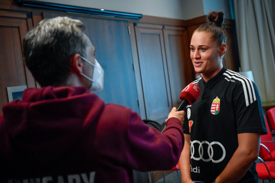 Hornyák Dóra csapatkapitány interjút ad az M4 Sport stábjának a női kézilabda Európa-bajnokság előtti sajtóbeszélgetésen a csapat szálláshelyén Ljubljanában - MTI/Czeglédi Zsolt