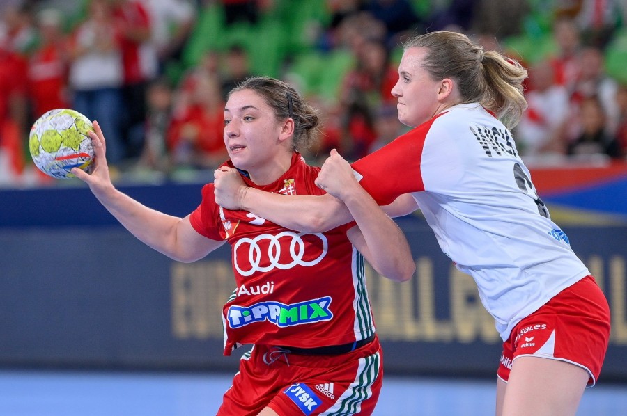 Vámos Petra (b) és a svájci Chantal Wick a női kézilabda Európa-bajnokság Magyarország - Svájc mérkőzésén a ljubljanai Stozice Arénában 2022. november 4-én. MTI/Czeglédi Zsolt
