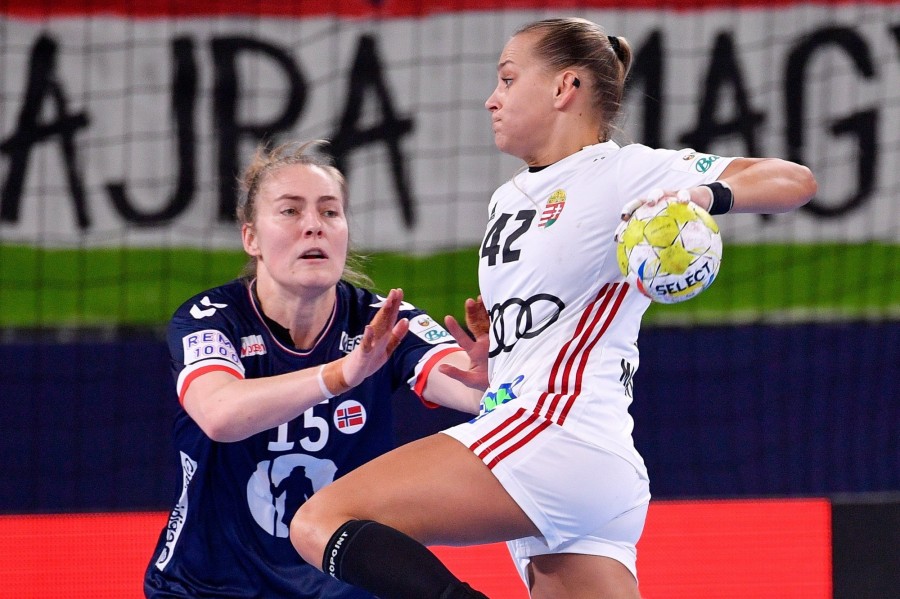 A norvég Vilde Mortensen Ingstad (b) és Klujber Katrin a női kézilabda Európa-bajnokság Norvégia - Magyarország mérkőzésén a ljubljanai Stozice Arénában 2022. november 8-án. MTI/Czeglédi Zsolt
