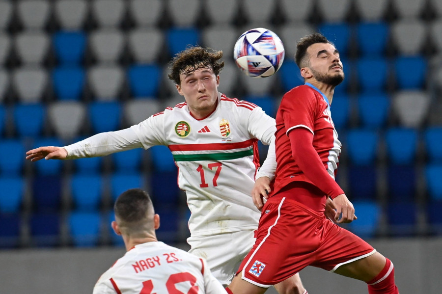 Callum Styles (b) és a luxemburgi Danel Sinani a Luxemburg - Magyarország barátságos labdarúgómérkőzésen a Luxembourg Stadionban 2022. november 17-én. MTI/Kovács Tamás