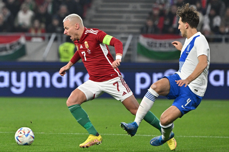 Dzsudzsák Balázs (b) és a görög Panajotisz Recosz a Magyarország - Görögország felkészülési labdarúgó-mérkőzésen a budapesti Puskás Arénában 2022. november 20-án. MTI/Mónus Márton