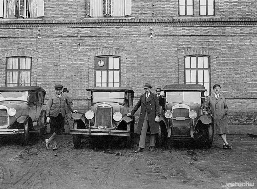 Taxisok és taxik a dombóvári vasútállomás előtt 1931-ben  Fotó: Fortepan / Erky-Nagy Tibor