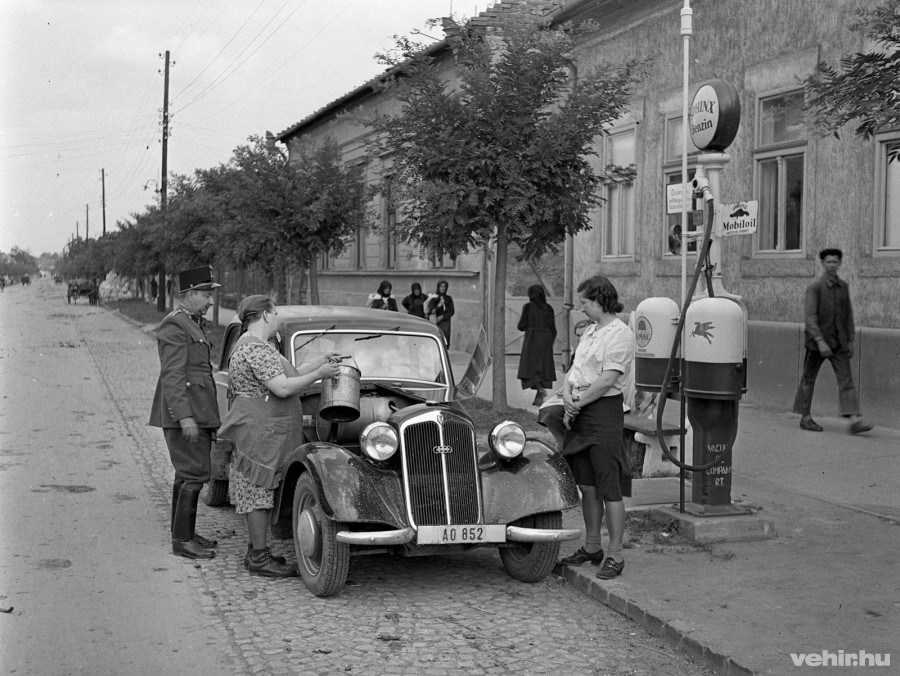 Német gyártmányú (DKW) autó egy benzinkútnál 1943-ban  Fotó: Fortepan / Lissák Tivadar