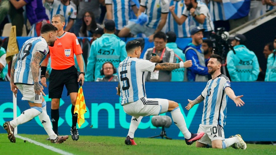 Az argentin Lionel Messi (j) játékostársaival, miután berúgta csapata harmadik gólját a katari labdarúgó-világbajnokság döntőjében a Loszaíl Stadionban játszott Argentína-Franciaország mérkőzés hosszabbításában 2022. december 18-án. MTI/EPA/Ronald Wittek