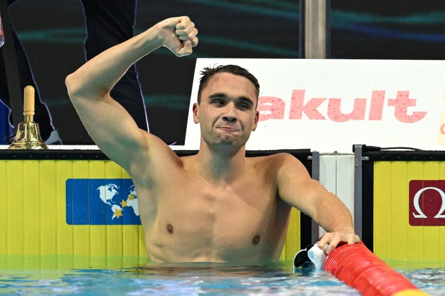 A győztes Milák Kristóf a férfi 100 méteres pillangóúszás döntője után a vizes világbajnokságon a Duna Arénában 2022. június 24-én. MTI/Illyés Tibor