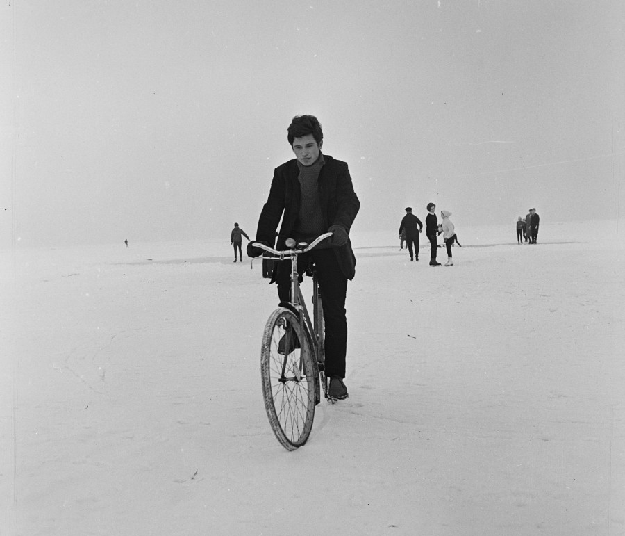 Biciklis Siófokon, 1971 Fotó: MHSZ / Fortepan