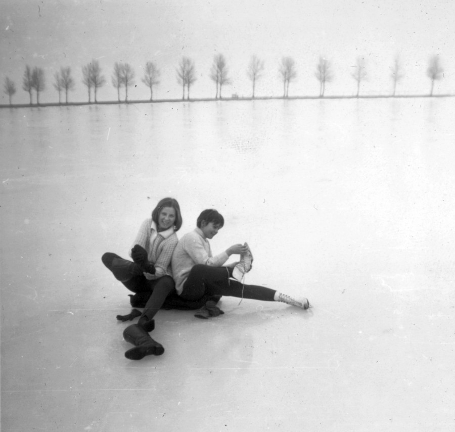 Korcsolyázók a jégen, 1966 Fotó: Pohl Pálma / Fortepan