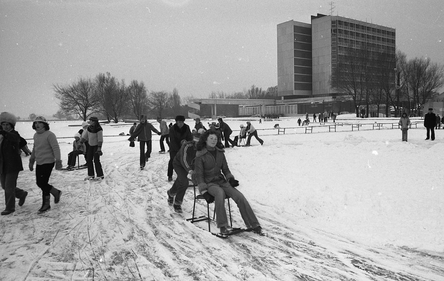 A befagyott Balaton a Helikon szállónál, 1980. Fotó: Magyar Rendőr / Fortepan