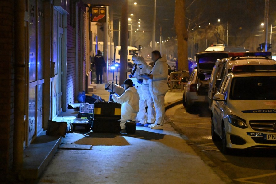 Bűnügyi technikusok helyszínelnek Budapest XI. kerületében, egy Lecke utcai társasház előtt 2023. január 13-án virradóan. Három intézkedő rendőrt késsel sebesített meg egy támadó Újbudán, egyikük belehalt sérüléseibe. A támadót elfogták. Fotó: MTI/Mihádák Zoltán