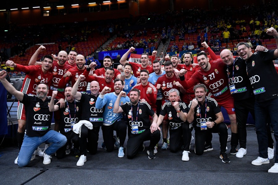 A magyar csapat ünnepli győzelmét a férfi kézilabda olimpiai kvalifikációs világbajnokság középdöntőjének 2. fordulójában játszott Magyarország - Brazília mérkőzés végén a göteborgi Scandinavium Arénában 2023. január 20-án. A magyar válogatott 28-25-re legyőzte Brazíliát. MTI/Kovács Tamás