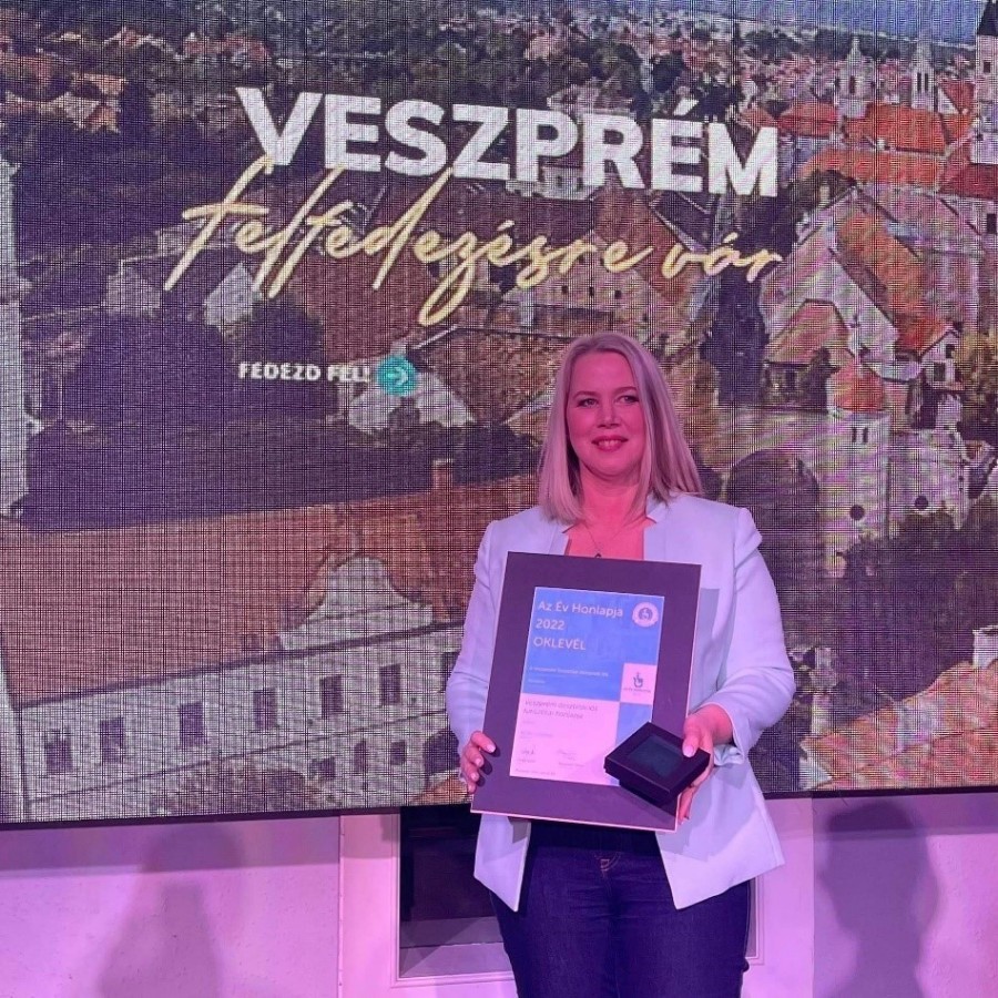 Bérczi Bea, a Veszprémi Turisztikai Nonprofit Kft. ügyvezetője a díjjal