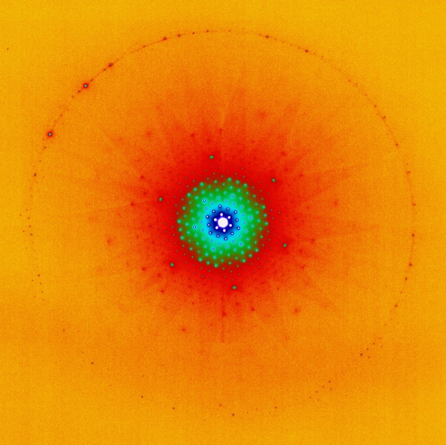 Gránát ásvány elektrondiffrakciós felvétele. Készítette: Pekker Péter.