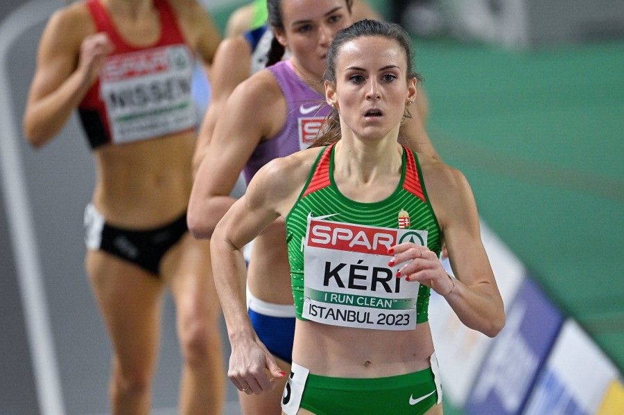Bartha-Kéri Bianka a női 800 méteres síkfutás előfutamában az isztambuli fedett pályás atlétikai Európa-bajnokságon az Ataköy Arénában 2023. március 2-án. MTI/Czeglédi Zsolt